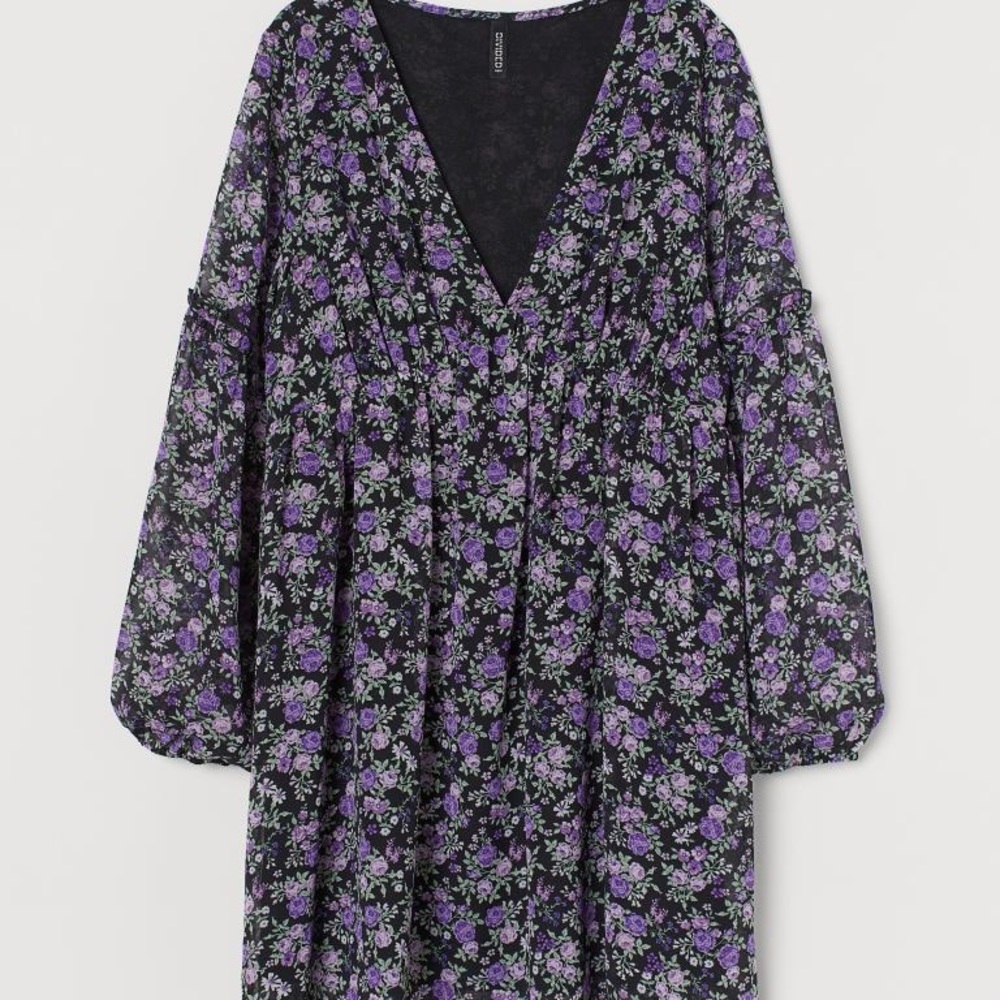 H&M- DIVIDED Short, V-neck dress in chiffon.